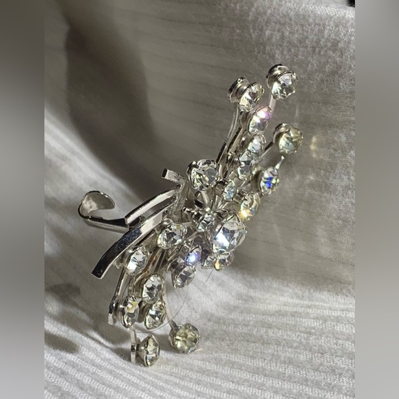 Brilliant Snowflake earrings. catch a bit of glamour. shine bright like a 💎 - Picture 2 of 7